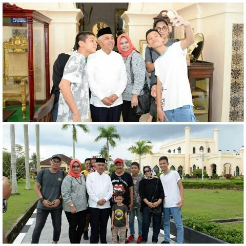 Kunjungan Gubri Ke Istana Siak, Pengunjung Minta Berfoto Selfie